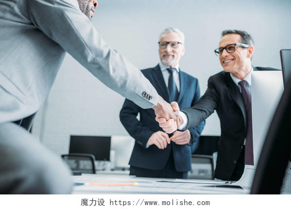 Multiehtnic 商务同仁的部分看法握手办公室合作团结握手企业团结团结人物合作平台商务人士合作握手